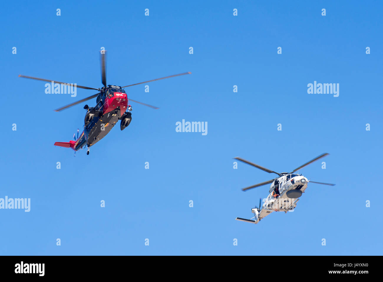 Westland Sea King MK48 et R-NH90-NFH Caiman frégate OTAN Hélicoptère de la Marine belge en vol pendant la mission de recherche et de sauvetage côtier Banque D'Images Westland Sea King MK48 et R-NH90-NFH Caiman frégate OTAN Hélicoptère de la Marine belge en vol pendant la mission de recherche et de sauvetage côtier Banque D'Images