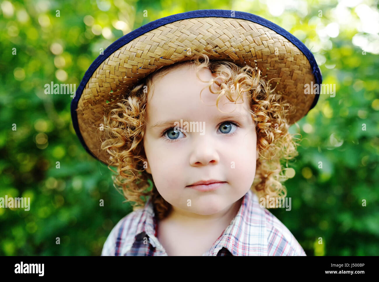 Portrait De Bebe Aux Cheveux Roux Boucles Dans Un Chapeau Photo Stock Alamy