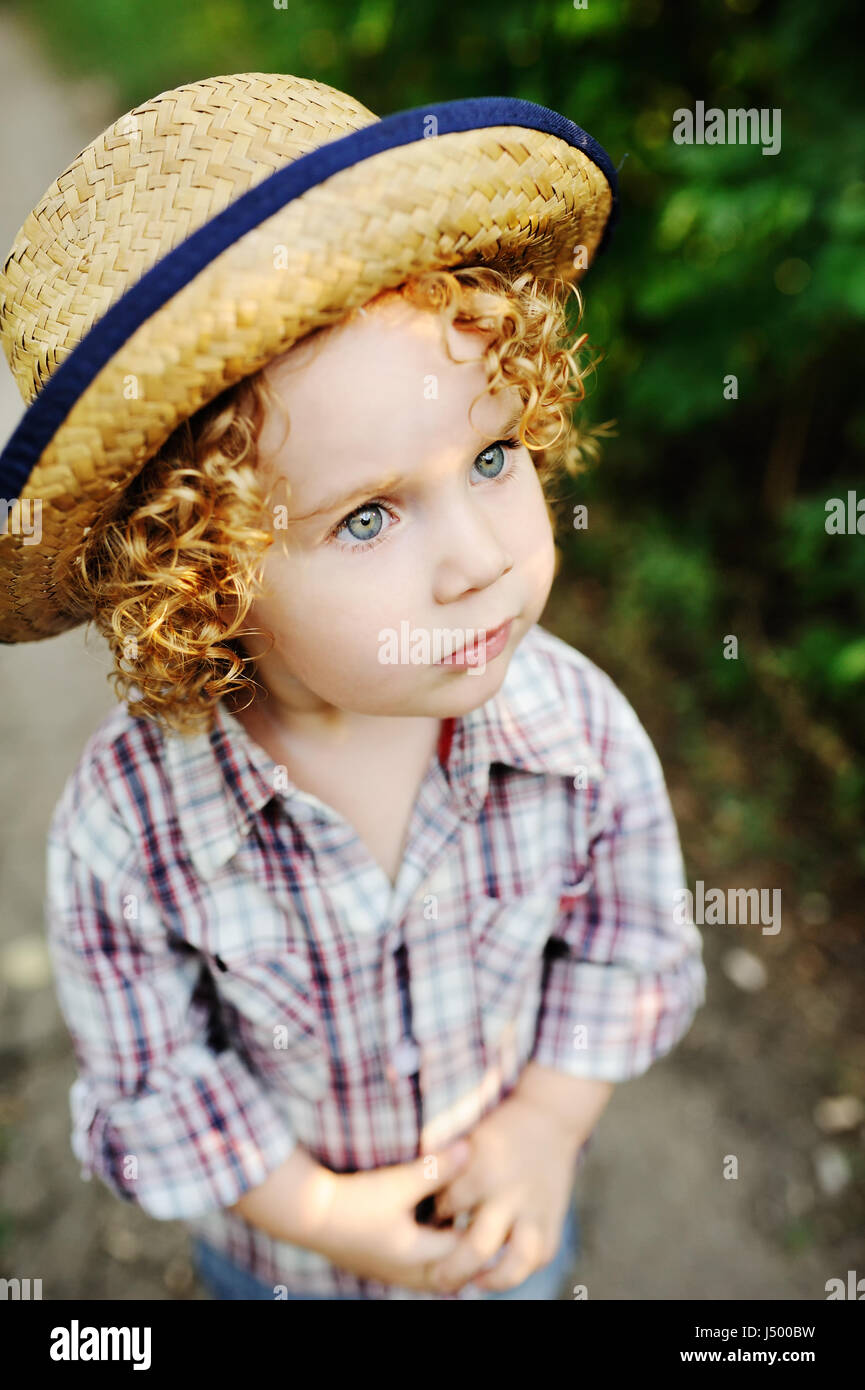 Portrait De Bebe Aux Cheveux Roux Boucles Dans Un Chapeau Photo Stock Alamy