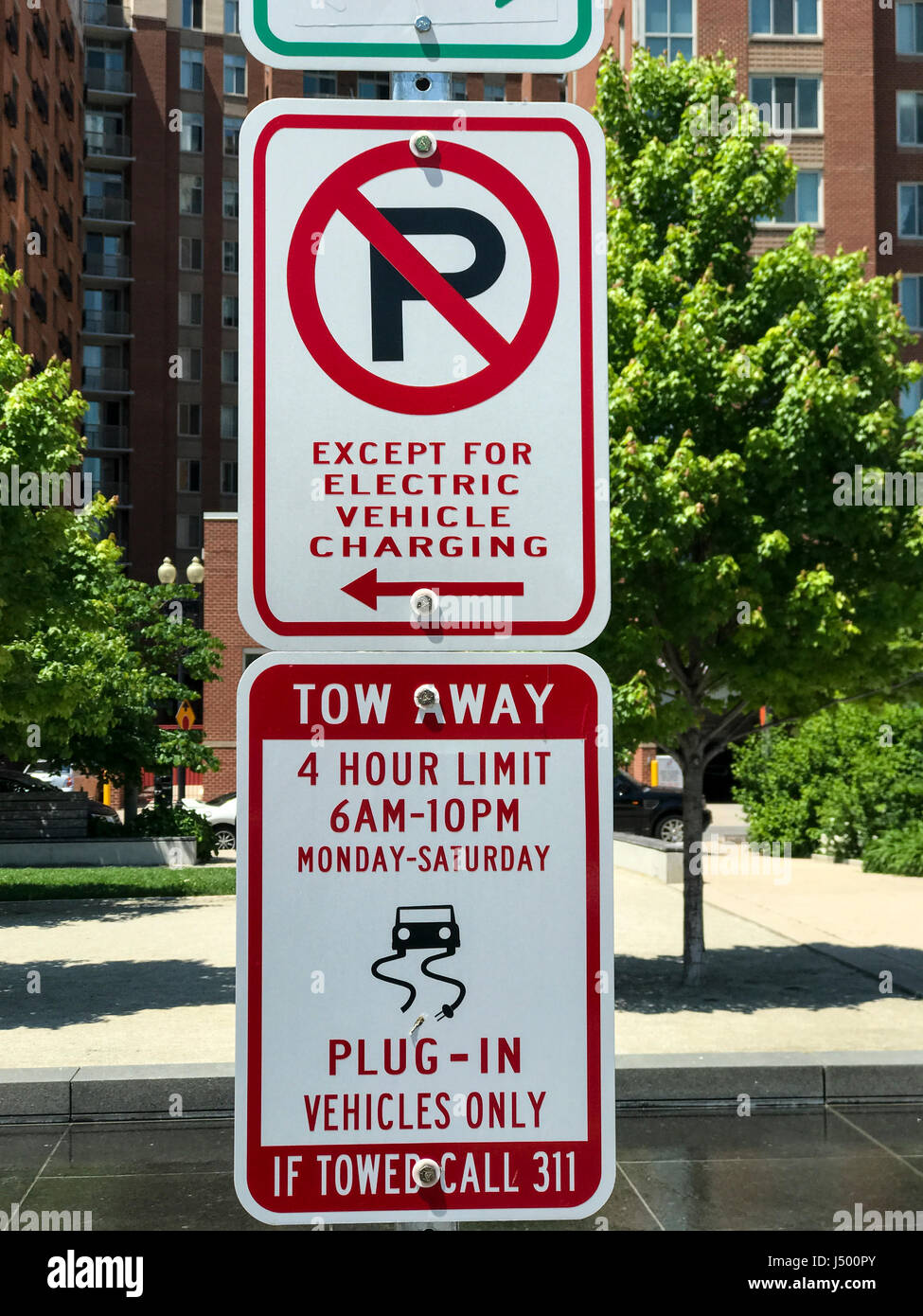 Washington, DC, USA. Parking gratuit réservé aux voitures électriques uniquement, pour le chargement des automobiles électriques. Banque D'Images