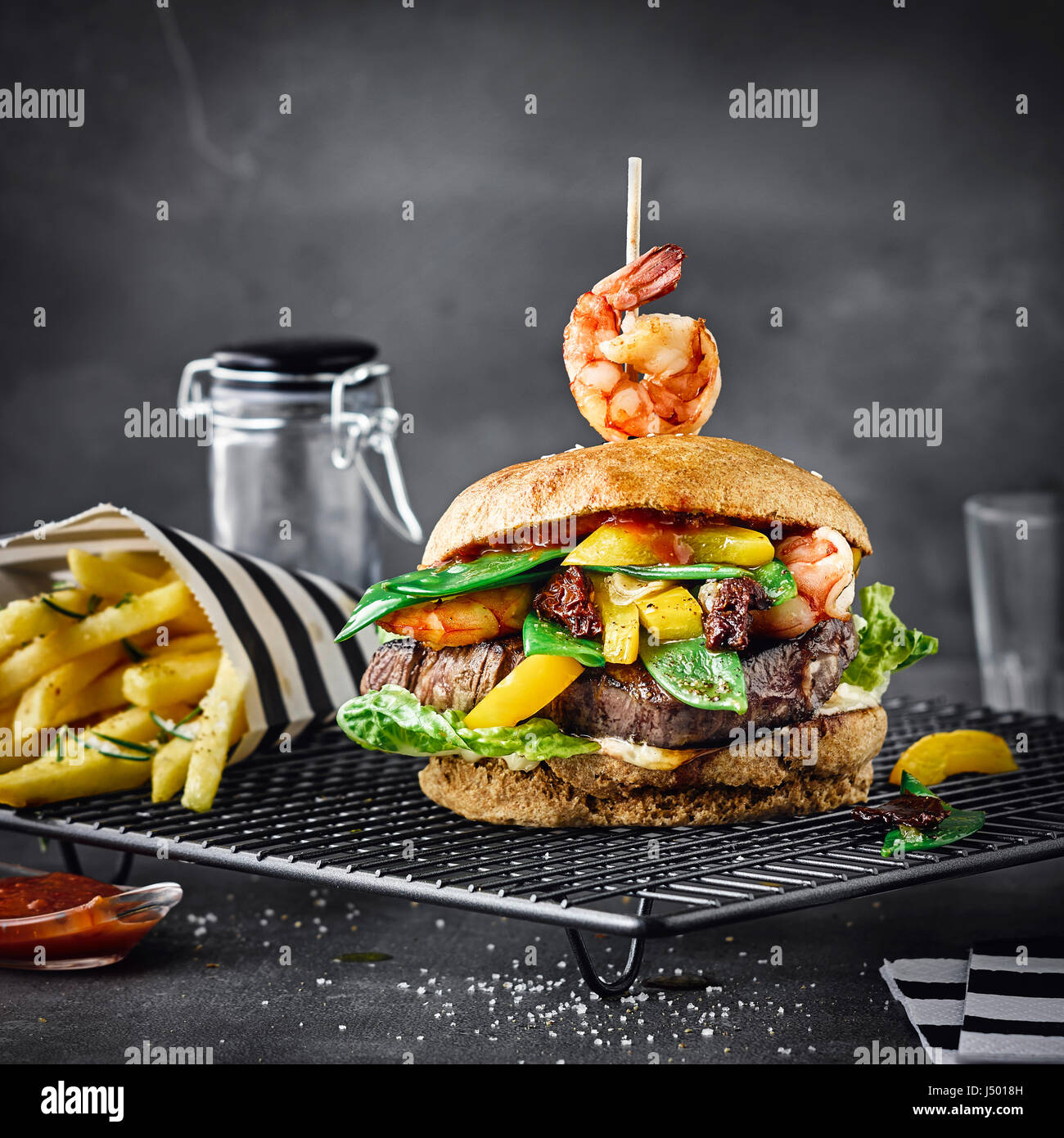 Surf & turf burger Banque D'Images