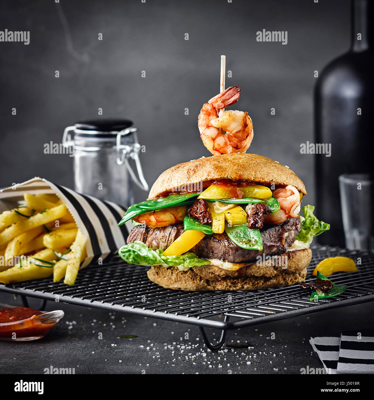 Surf & turf burger Banque D'Images