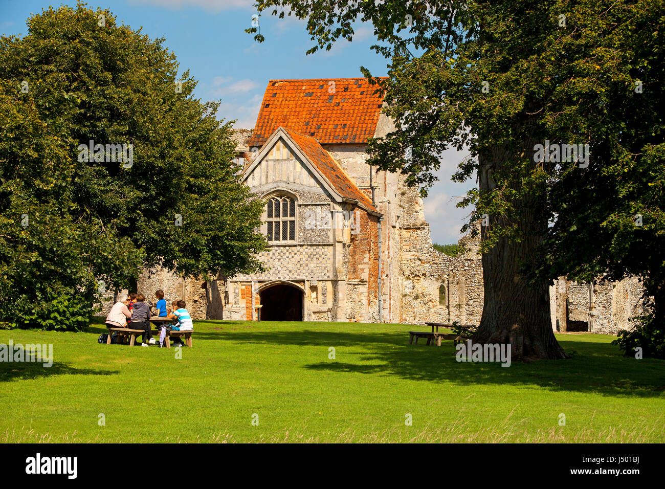 L'entrée principale du château d'Acre prieuré à Norfolk avec les vacanciers et les visiteurs à un banc de pique-nique Banque D'Images