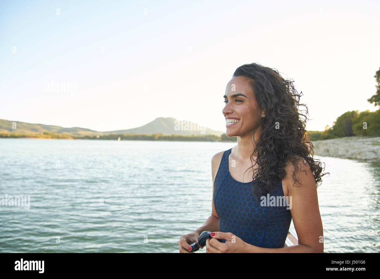 Triathlète féminine au bord d'un lac Banque D'Images