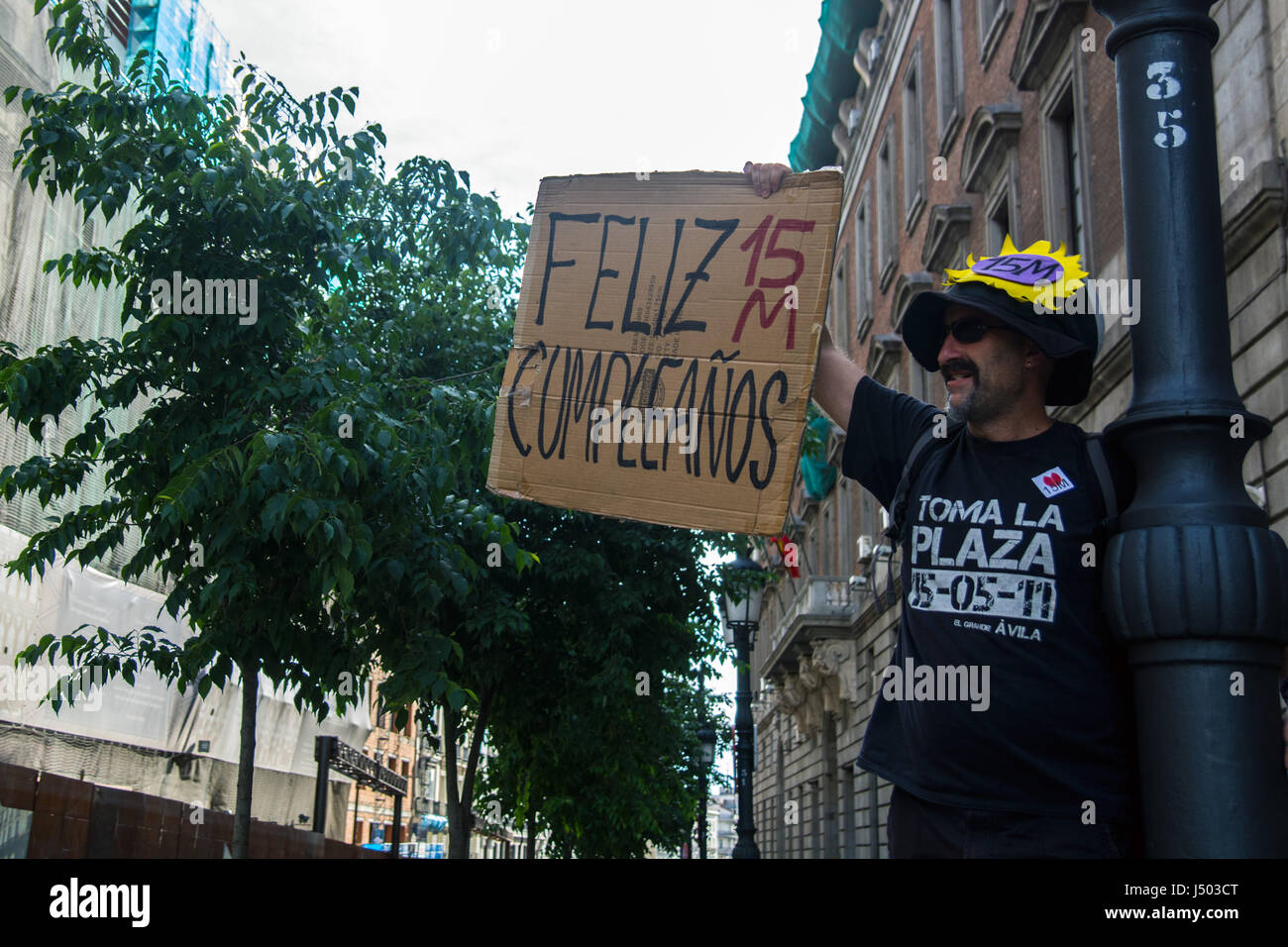 Madrid, Espagne. 14 mai, 2017. Un homme avec une pancarte qui dit 'Happy Birthday 15M' au cours d'une manifestation pour le 6ème anniversaire de 15M mouvement social à Madrid, Espagne. Credit : Marcos del Mazo/Alamy Live News Banque D'Images