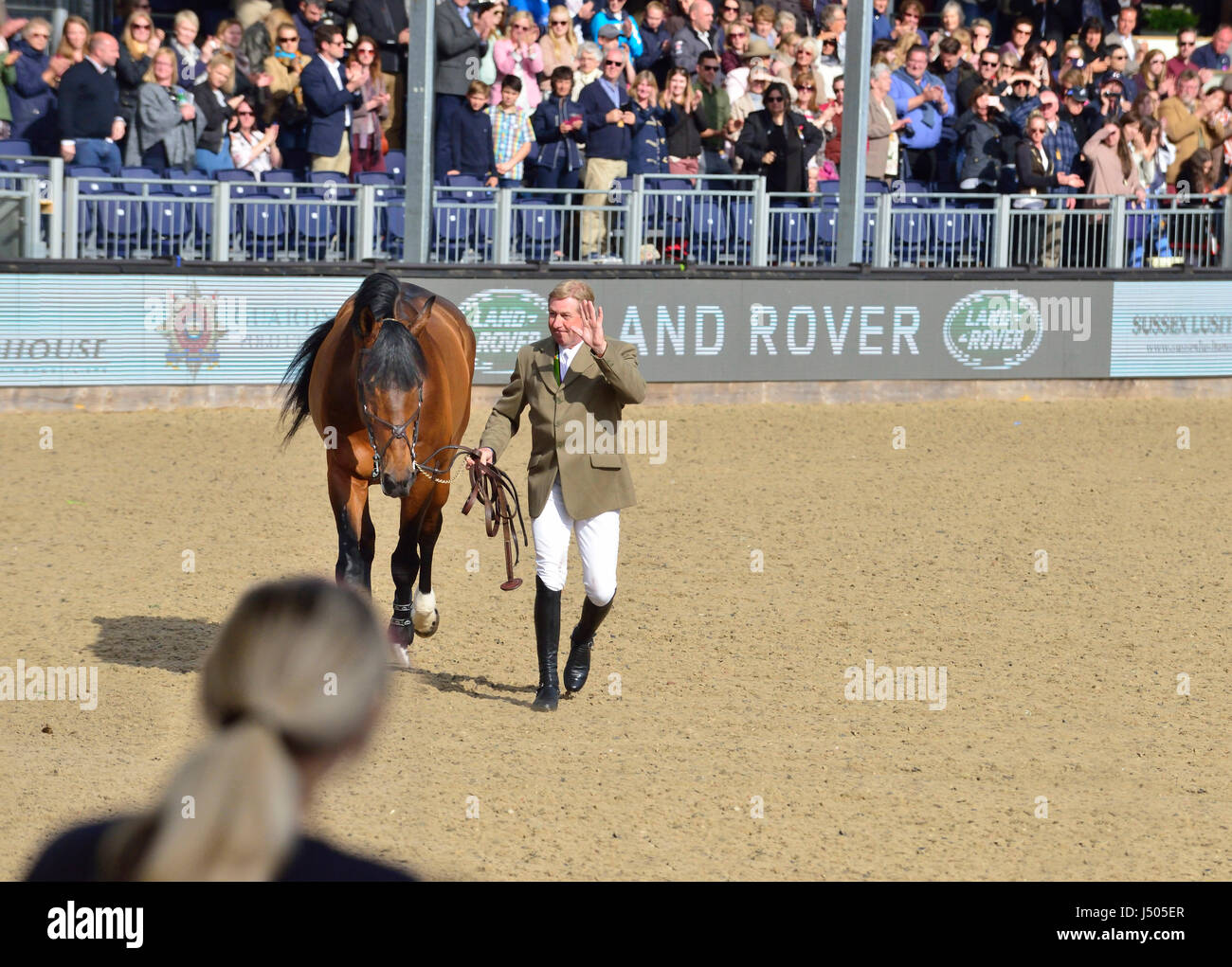 Windsor, Berkshire, Royaume-Uni. 14 mai, 2017. La retraite de Nick Skelton et Big Star a eu lieu dans l'arène du château aujourd'hui . Big Star, avec qui il a participé à deux Jeux olympiques, marché autour de l'arène le dernier jour de la Royal Windsor Horse Show o Gary Blake/Alamy Live News Banque D'Images