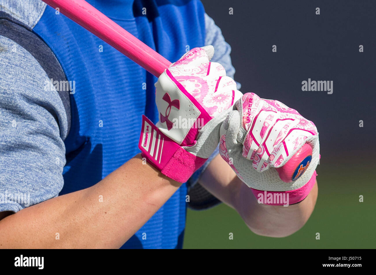 Miller Park. 13 mai, 2017. Under Armour gants de frappeur rose porté par un  joueur Mets pendant le match de la Ligue Majeure de Baseball entre les  Milwaukee Brewers et les Mets