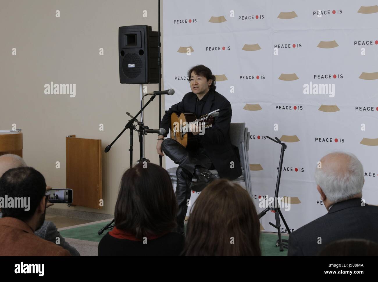 Organisation des Nations Unies, New York, USA, 12 mai 2017 - LA PAIX est un concert par Shiro Otake honorant l'Argentine guitariste Atahualpa Yupanqui aujourd'hui au siège des Nations Unies à New York. Photo : Luiz Rampelotto/EuropaNewswire | Verwendung weltweit/photo alliance Banque D'Images