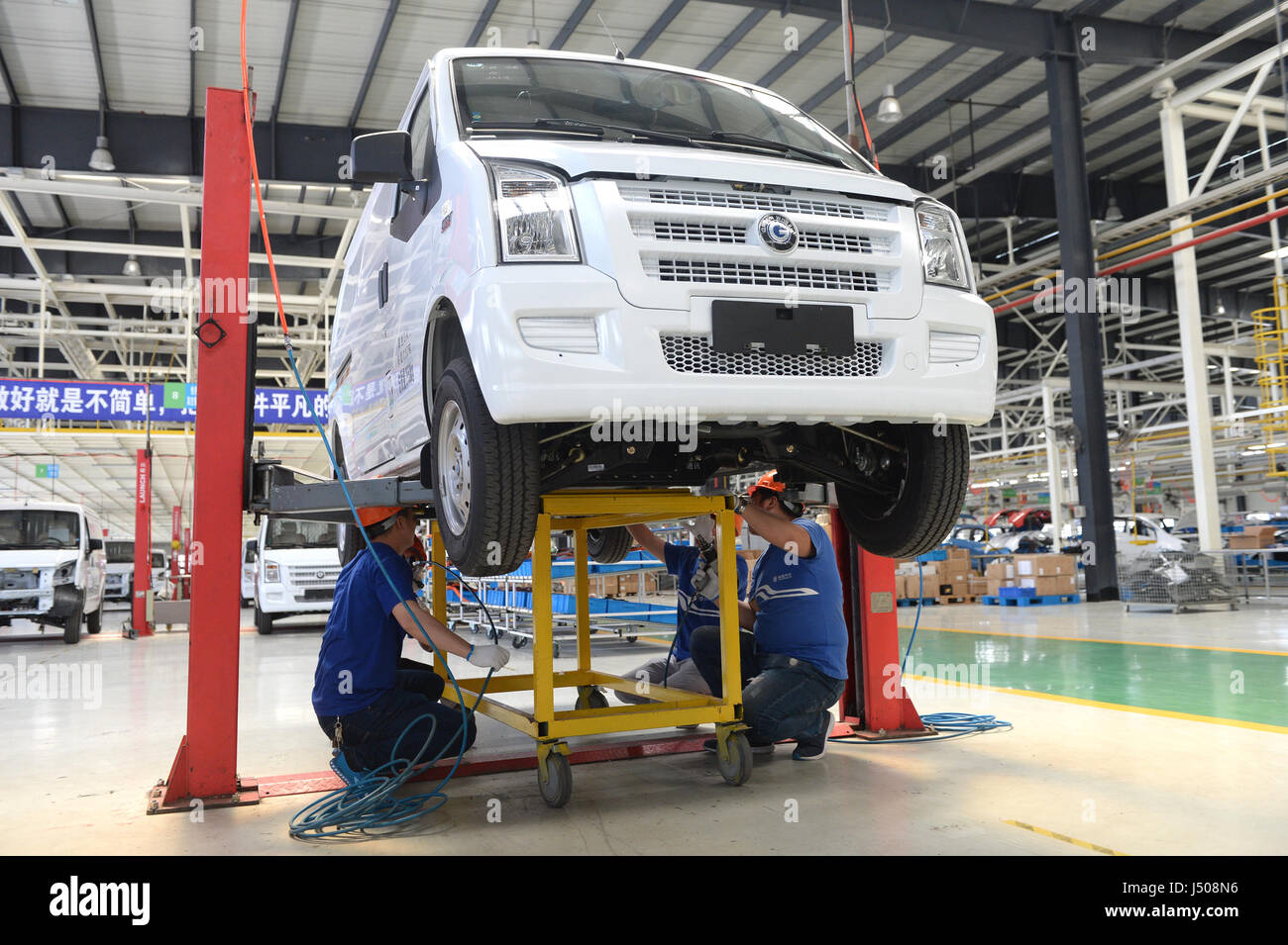 Beijing, Chine, province de Jiangsu. 14 mai, 2017. Installer les travailleurs batterries pour un véhicule électrique à la base de Rugao bouilloire auto roue verte EV à Rugao City, Jiangsu Province de Chine orientale, le 14 mai 2017. Rugao a consacré des efforts déployés ces dernières années pour construire une nouvelle base de l'industrie automobile de l'énergie. Crédit : Li Cungen/Xinhua/Alamy Live News Banque D'Images