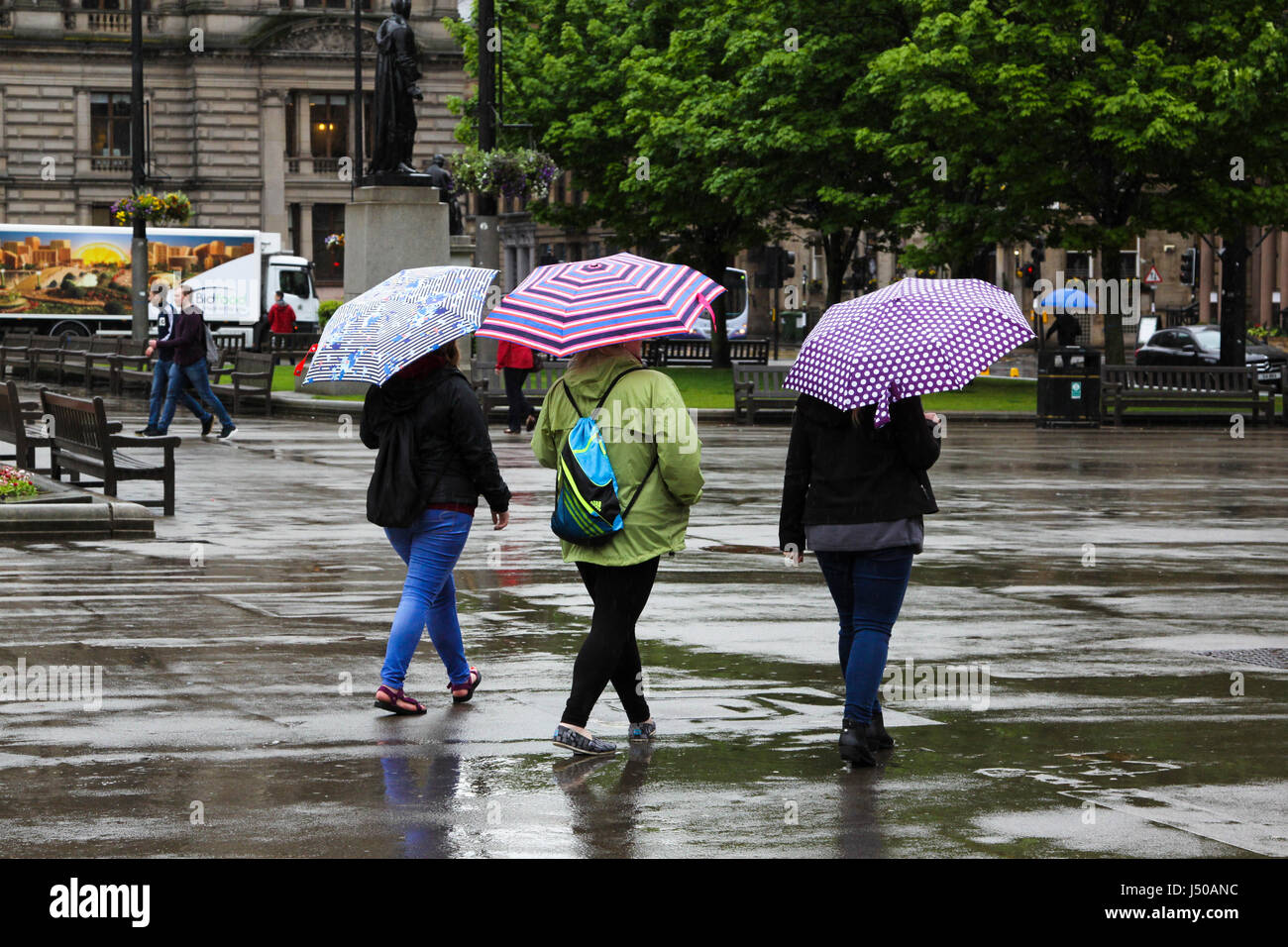 Glasgow, Royaume-Uni. Le 15 mai 2017. Météo britannique. Jour misérable humide à Glasgow Crédit : ALAN OLIVER/Alamy Live News Banque D'Images