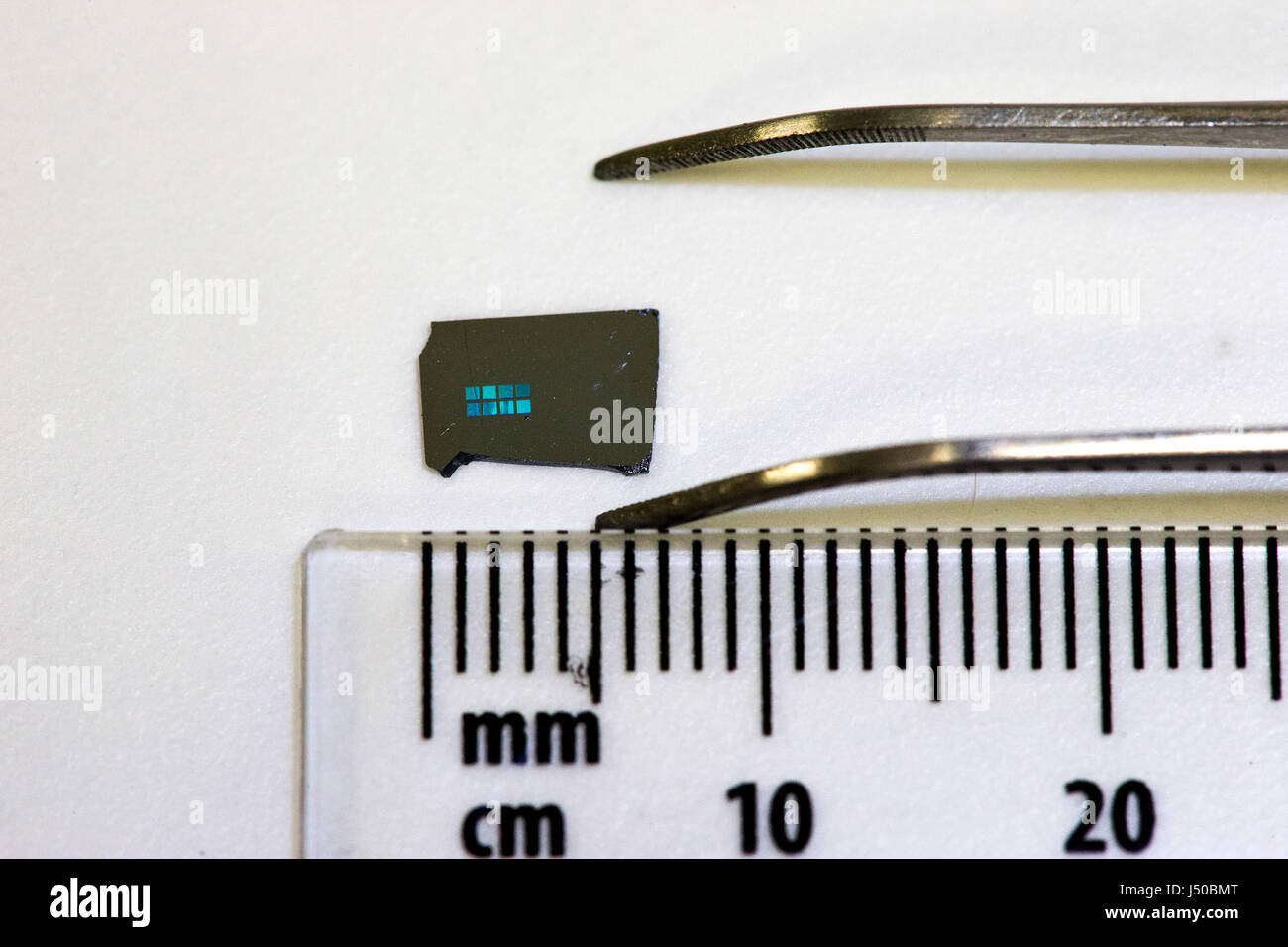 (170515) -- CANBERRA, 15 mai 2017 (Xinhua) -- La photo non datée fournie par l'Université nationale australienne (ANU) montre l'exode sur une puce, des chercheurs de l'École d'ingénieurs de recherche de l'ANU. Les chercheurs de l'ANU ont mis au point une percée en permettant aux cellules du cerveau à "croître et former des circuits prévisibles dans un développement qui pourrait conduire à la création de prothèses pour l'organe vital. (Xinhua/ANU)(GL) Banque D'Images