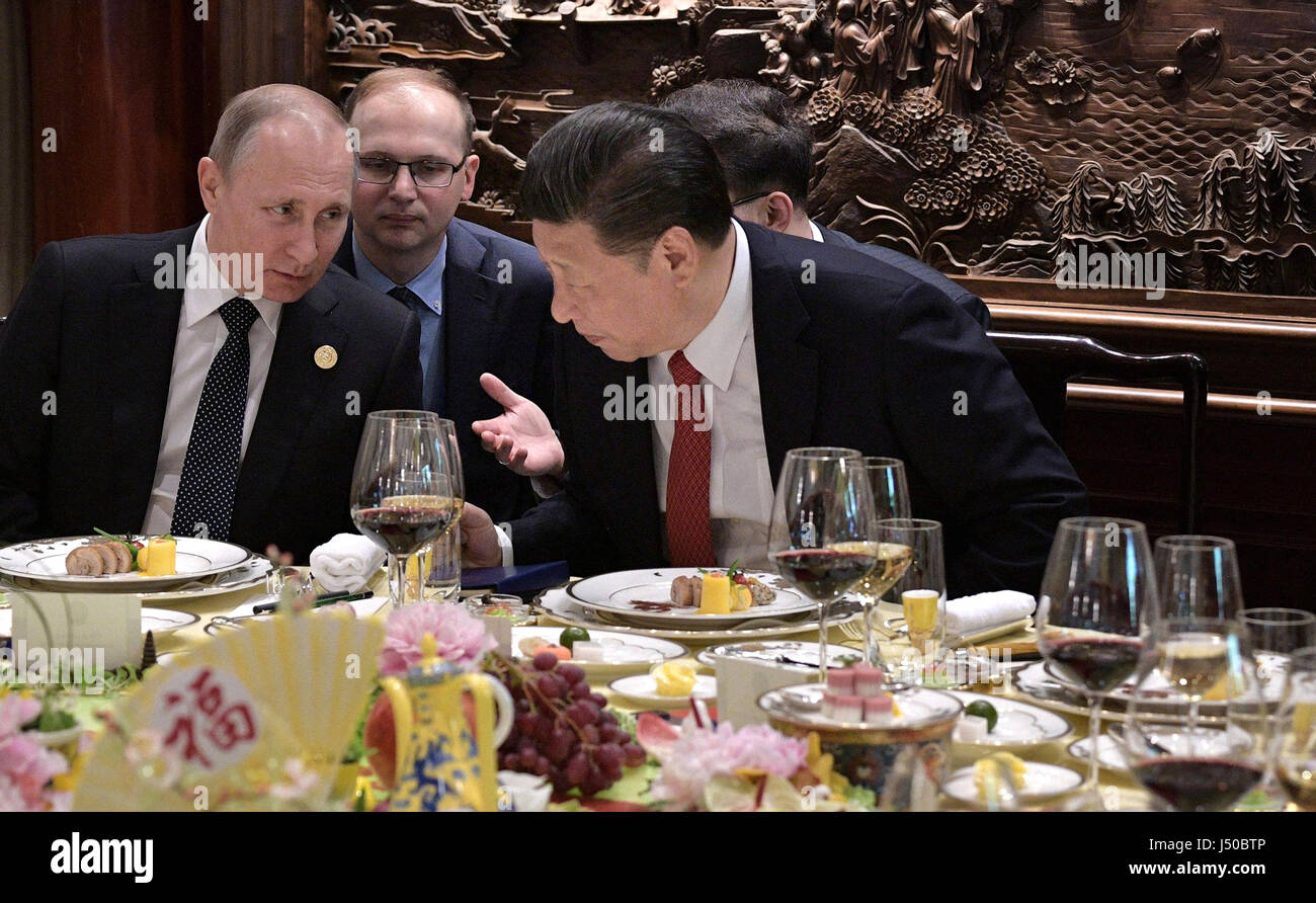 Beijing, Chine. 15 mai, 2017. Le président chinois Xi Jinping, le droit, et le président russe Vladimir Poutine chat lors d'un petit déjeuner avant la cérémonie d'ouverture de la ceinture et de la route Forum de coopération internationale 14 mai 2017 à Beijing, Chine. Trente chefs d'état se sont réunis à Beijing pour réaffirmer leur engagement à bâtir une économie ouverte et d'assurer le commerce libre et inclusive. Credit : Planetpix/Alamy Live News Banque D'Images