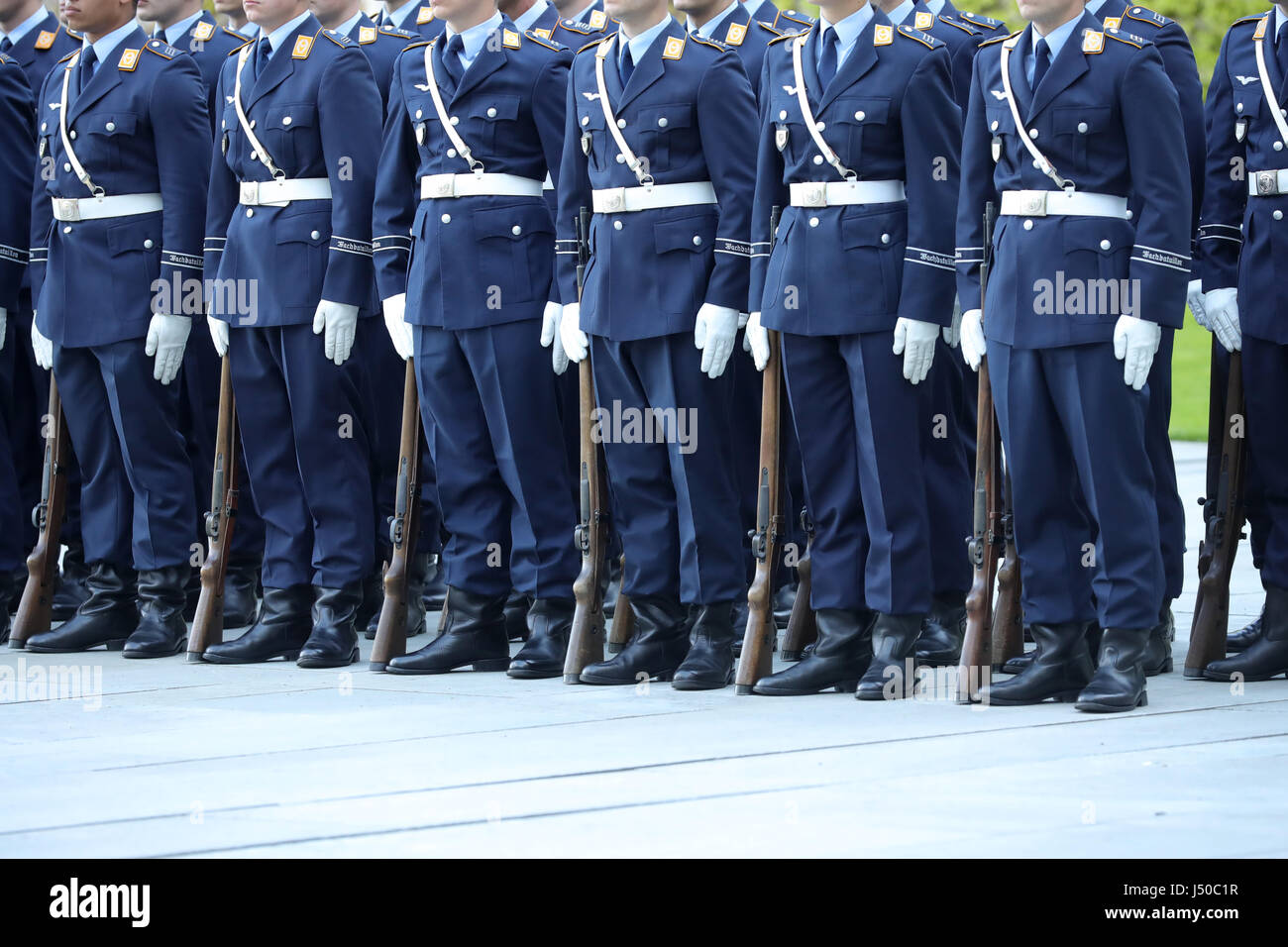 Berlin, Allemagne. 15 mai, 2017. La forme des soldats du bataillon de la garde en attente d'une visite du président français Macron à la Chancellerie fédérale à Berlin, Allemagne, 15 mai 2017. Photo : Michael Kappeler/dpa/Alamy Live News Crédit : afp photo alliance/Alamy Live News Banque D'Images