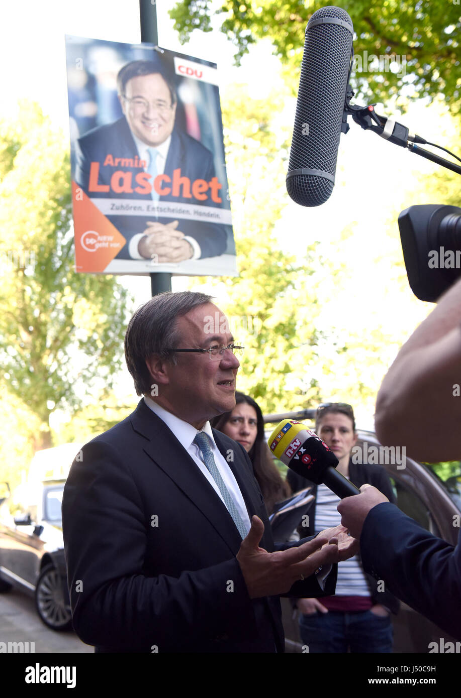 Düsseldorf, Allemagne. 15 mai, 2017. Vainqueur des élections d'État Armin Laschet (CDU) donne une interview à l'extérieur du siège du parti à Duesseldorf, Allemagne, 15 mai 2017. Dpa : Crédit photo alliance/Alamy Live News Banque D'Images