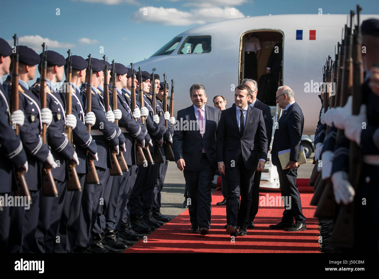 Berlin, Allemagne. 15 mai, 2017. Un document image montre Sigmar Gabriel (l, SPD), vice-chancelier et ministre allemand des affaires étrangères, de l'accueil le nouveau président de la France Emmanuel Macron à l'aéroport de Tegel à Berlin, Allemagne, 15 mai 2017. Photo : afp/Alamy Live News Banque D'Images