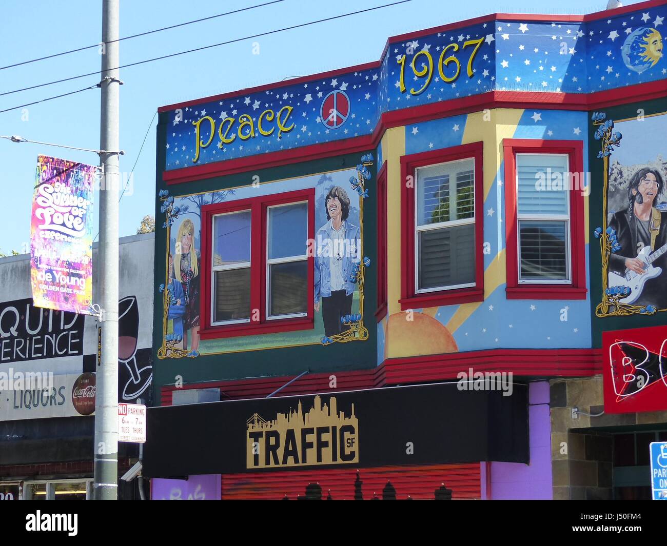 San Francisco, USA. 1er mai 2017. Un bâtiment peintes de couleurs vives sur Haight Street dans le quartier hippie de Haight Ashbury à San Francisco, USA, 1 mai 2017. Le 50e anniversaire de la mouvement flower power de 1967 est célébré à San Francisco. Photo : Barbara Munker/dpa/Alamy Live News Banque D'Images