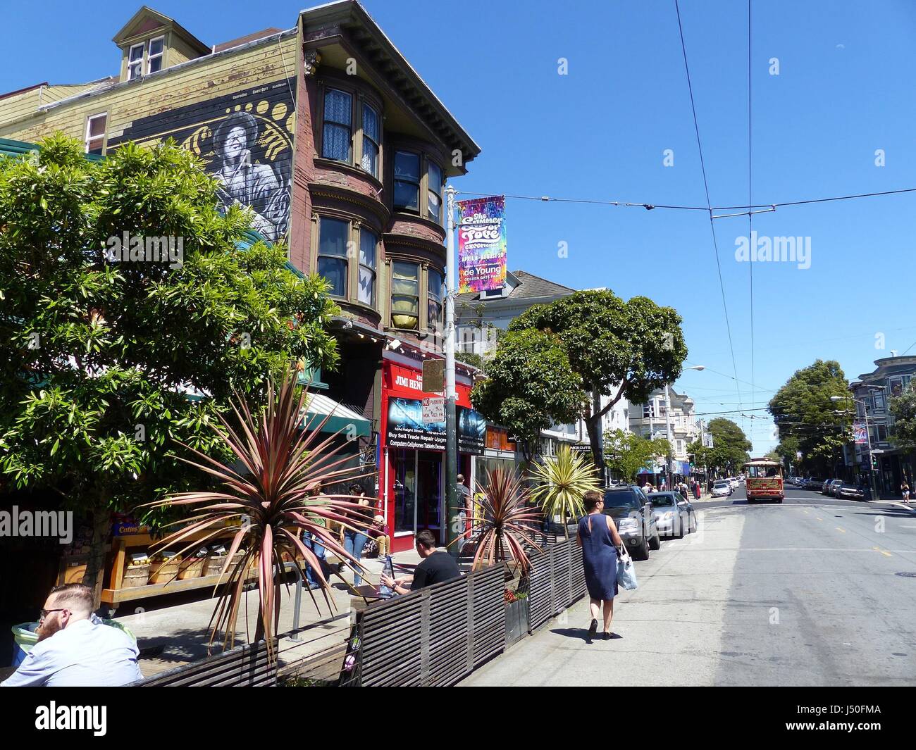 San Francisco, USA. 1er mai 2017. Haight Street dans le quartier hippie de Haight Ashbury à San Francisco, USA, 1 mai 2017. Le 50e anniversaire de la mouvement flower power de 1967 est célébré à San Francisco. Photo : Barbara Munker/dpa/Alamy Live News Banque D'Images