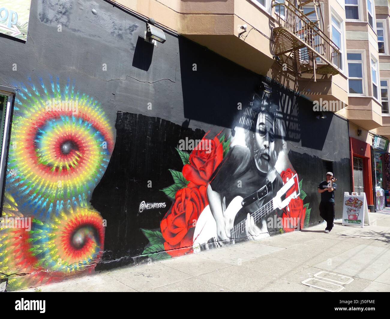 San Francisco, USA. 1er mai 2017. Un bâtiment peintes de couleurs vives sur Haight Street dans le quartier hippie de Haight Ashbury à San Francisco, USA, 1 mai 2017. Le 50e anniversaire de la mouvement flower power de 1967 est célébré à San Francisco. Photo : Barbara Munker/dpa/Alamy Live News Banque D'Images