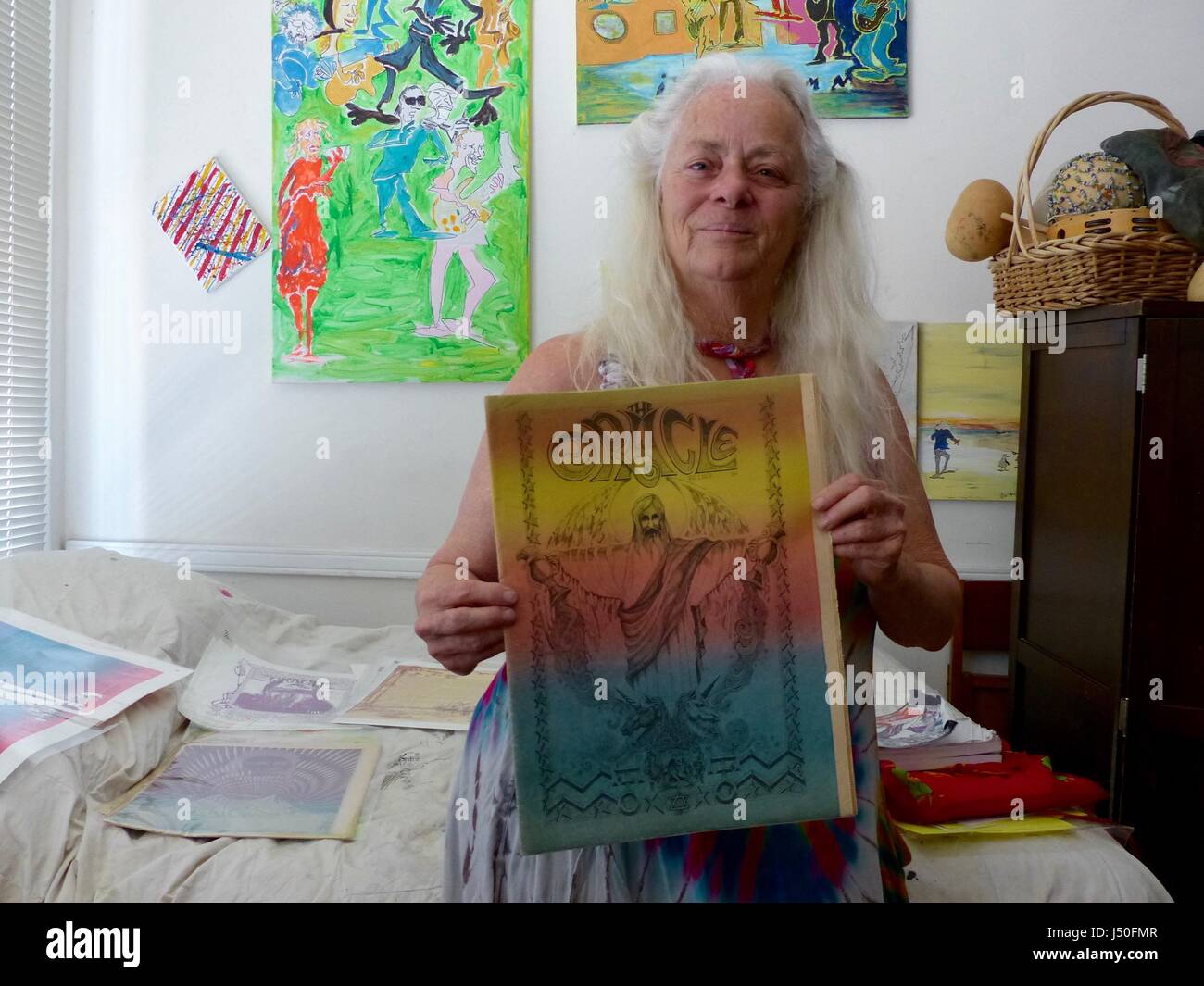 North Beach, San Francisco, USA. 1er mai 2017. Artiste Hippie Ann Cohen, d'une édition de journal clandestin 'Oracle' dans son appartement à North Beach, San Francisco, USA, 1 mai 2017. Le 50e anniversaire de la mouvement flower power de 1967 est célébré à San Francisco. Photo : Barbara Munker/dpa/Alamy Live News Banque D'Images
