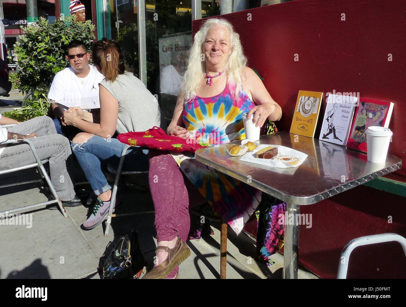 San Francisco, États-Unis. 01 mai, 2017. Artiste Hippie Ann Cohen le dessin dans un café à North Beach, San Francisco, USA. Le 50e anniversaire de la mouvement flower power de 1967 est célébré à San Francisco. Photo : Barbara Munker/dpa/Alamy Live News Banque D'Images