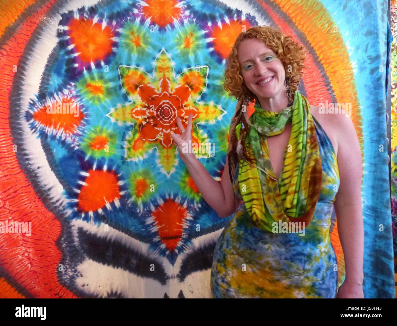 San Francisco, USA. 1er mai 2017. Fashion designer Sunshine 'Sunny' pouvoirs représentés dans sa boutique "l'amour sur Haight", à San Francisco, USA, 1 mai 2017. Le 50e anniversaire de la mouvement flower power de 1967 est célébré à San Francisco. Photo : Barbara Munker/dpa/Alamy Live News Banque D'Images