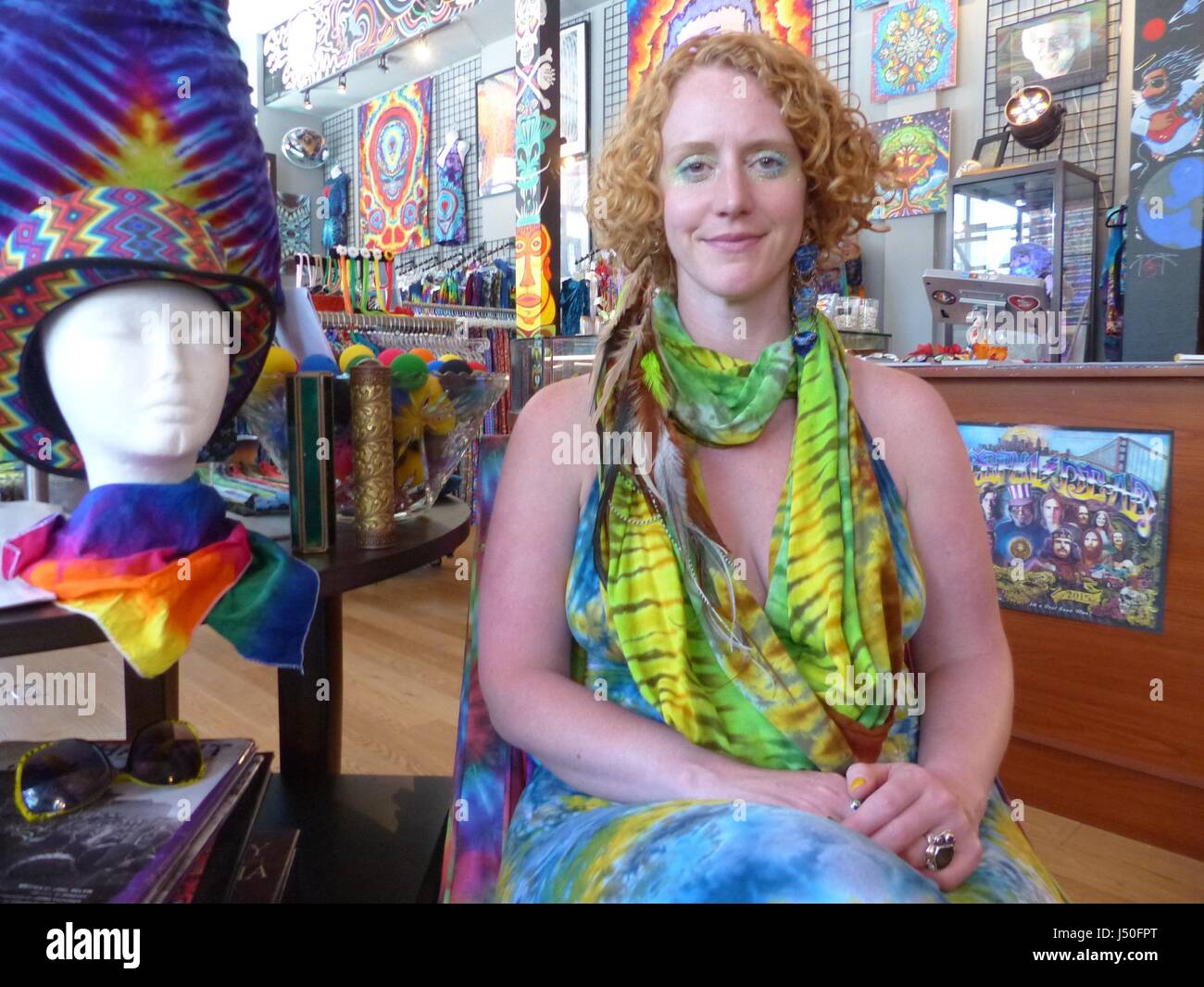 San Francisco, USA. 1er mai 2017. Fashion designer Sunshine 'Sunny' pouvoirs représentés dans sa boutique "l'amour sur Haight", à San Francisco, USA, 1 mai 2017. Le 50e anniversaire de la mouvement flower power de 1967 est célébré à San Francisco. Photo : Barbara Munker/dpa/Alamy Live News Banque D'Images
