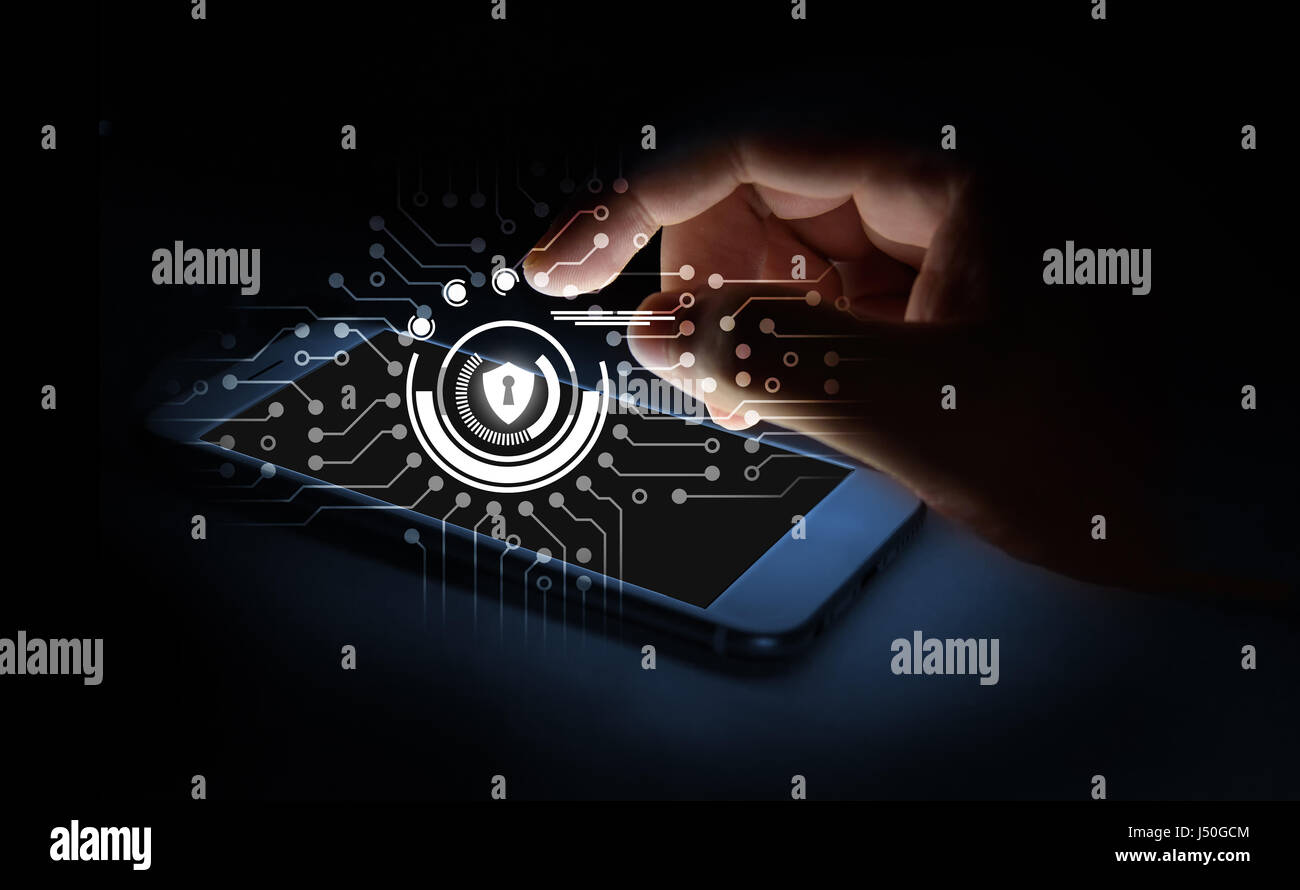 Cyber security network concept. L'homme doigt avec smartphone avec verrouillage de l'écran virtuel de mise en réseau et l'écran graphique de codage binaire. Banque D'Images