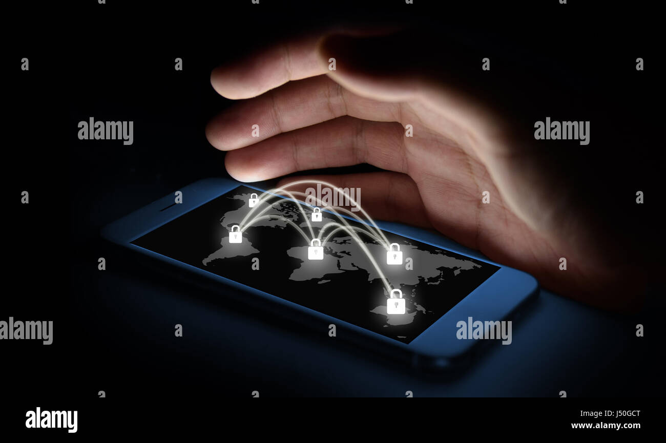 Cyber security network concept. L'homme doigt avec smartphone avec clé principale se connecter en réseau mondiale et virtuel graphique carte du monde Banque D'Images