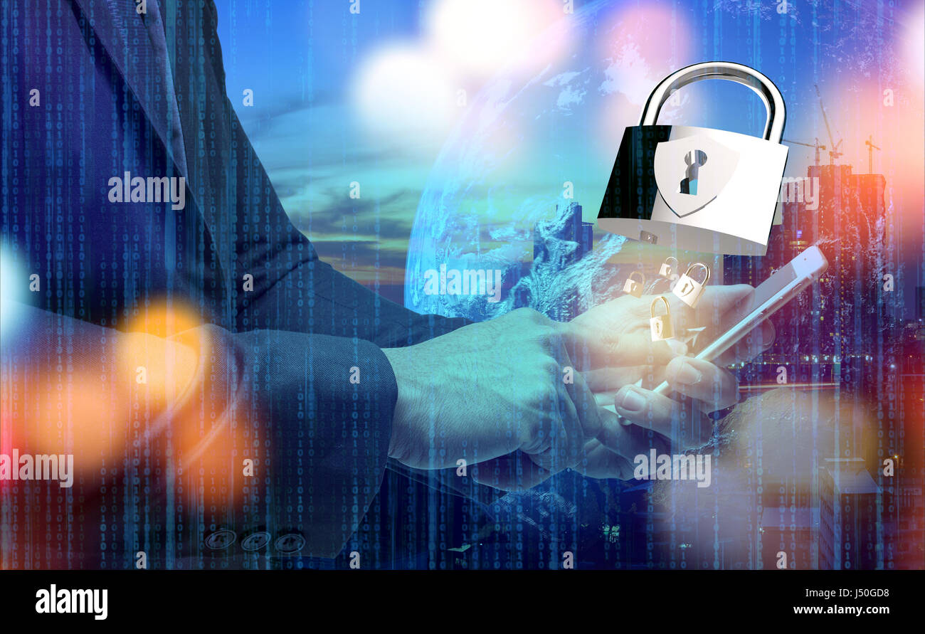 Cyber security network concept. Business Man using smartphone avec rendu 3D de la clé principale de l'écran mobile de popup et codage binaire avec flare light effi Banque D'Images