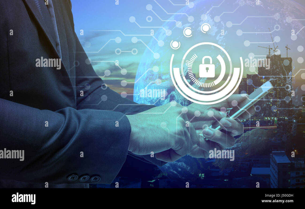 Cyber security network concept. Business Man using smartphone avec l'icône de la clé principale de l'écran mobile de popup et codage binaire avec flare effet de lumière. Terre Banque D'Images