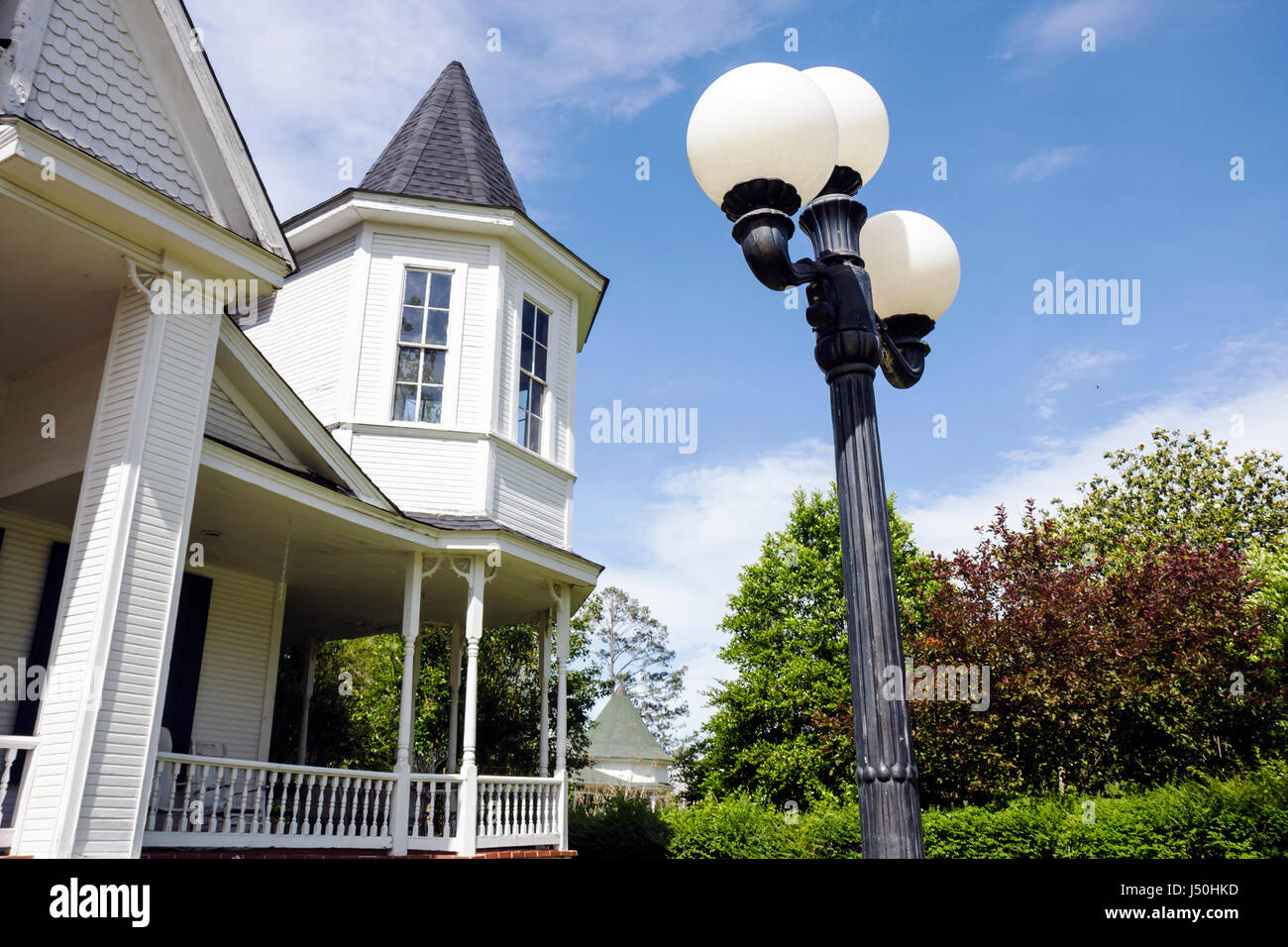 Monroeville Alabama, Pineville Road, maisons historiques, maison Hybart, style Queen Anne, colonnes, porche enveloppant, tourelle, lampadaire, les visiteurs voyagent à tou Banque D'Images