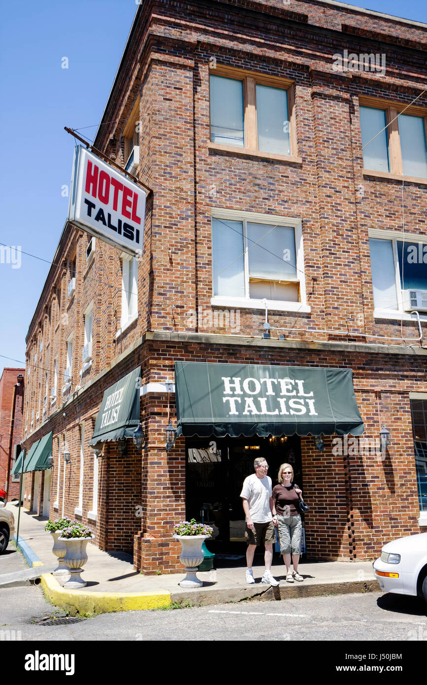 Alabama Elmore County,Tallassee,Hotel Talisi,adultes homme hommes,femme femme femme femme dame,couple,rue,trottoir,petite ville,centre-ville historique,vis Banque D'Images