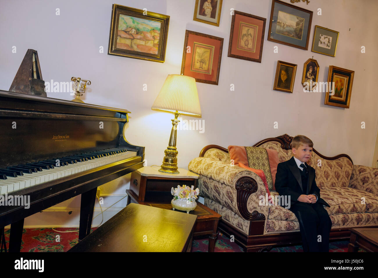 Alabama Elmore County,Tallassee,Hotel Talisi,lobby,garçons,enfant enfant enfant enfant enfants jeunes enfants jeunes costume, cravate,formel,dimanche Banque D'Images