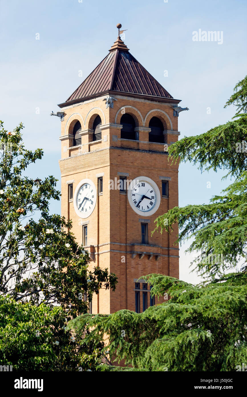 Alabama, Macon County, Tuskegee, Macon County Courthouse, horloge extérieure, devant, entrée, arbres, style roman du XIXe siècle, Black Hi Banque D'Images