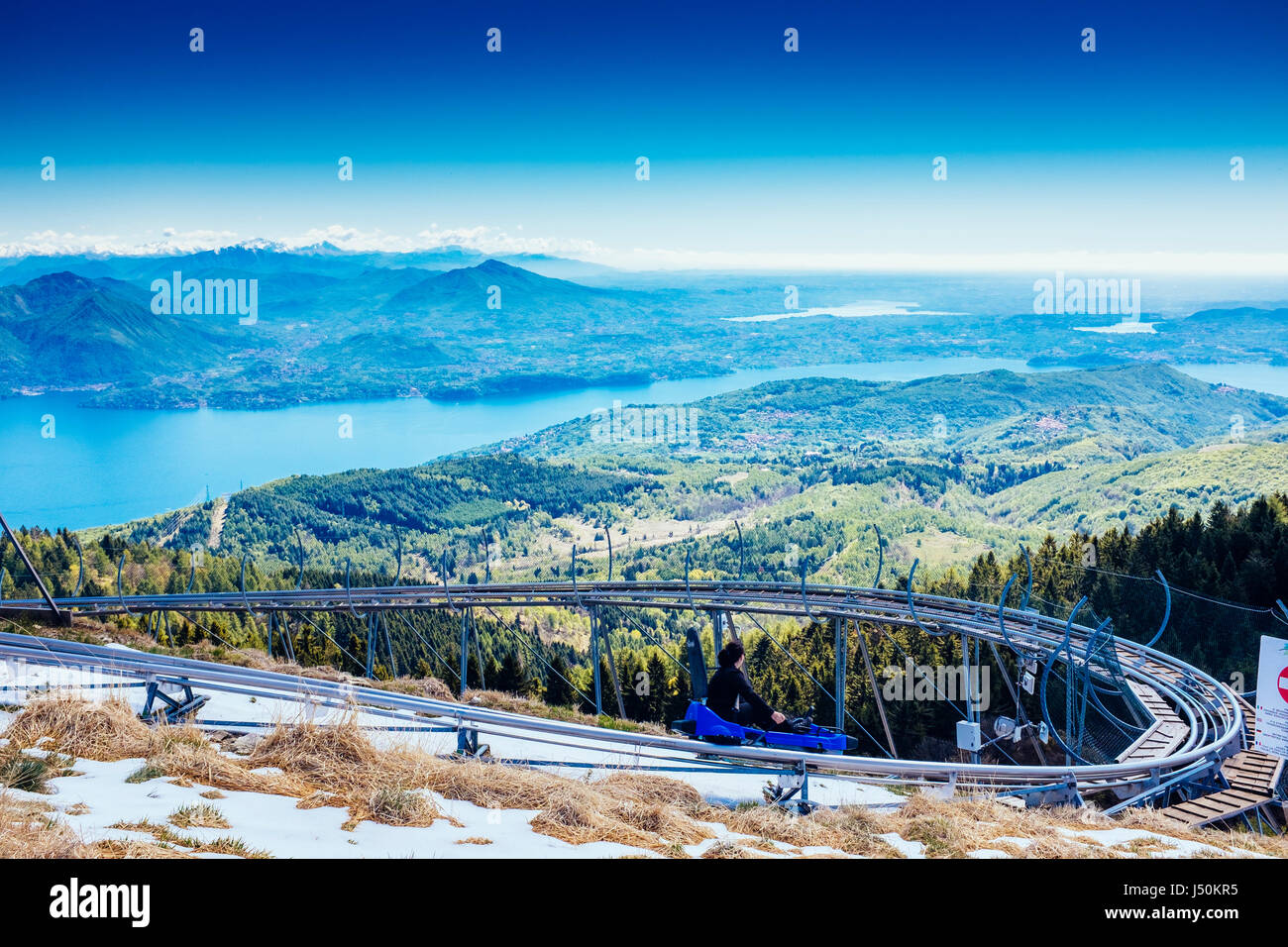 Roller Coaster, bob sur les voies, dans l'arrière-plan, Lac Majeur, Stresa Mottarone, Italie Banque D'Images