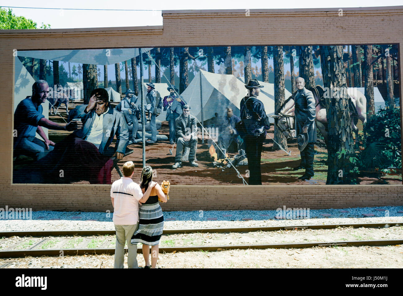 Dothan Alabama,Festival de peintures murales de Wiregrass,scène de guerre civile,homme hommes,femme femmes,couple,chien,AL080520022 Banque D'Images