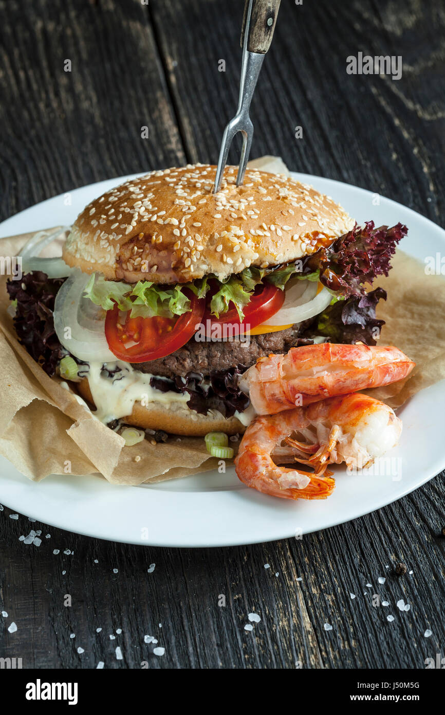 Délicieux des pré et marée burger on wooden table Banque D'Images