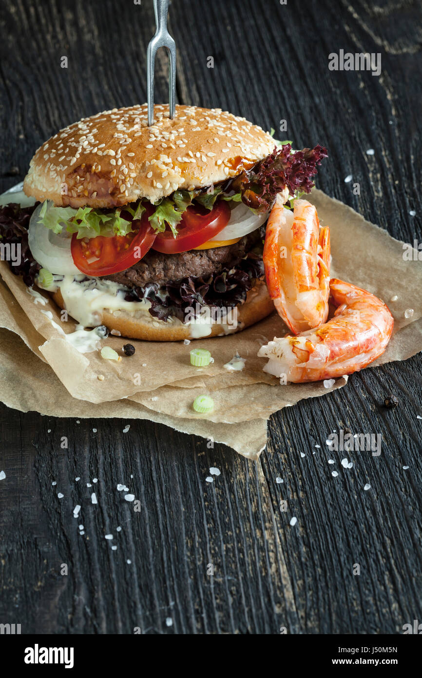 Délicieux des pré et marée burger on wooden table Banque D'Images