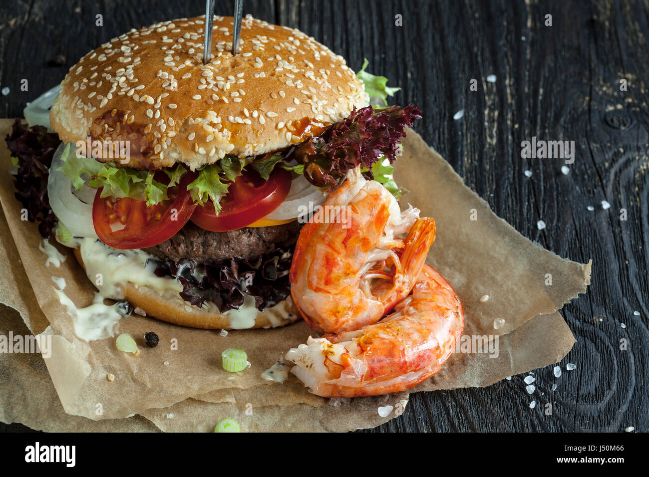 Délicieux des pré et marée burger on wooden table Banque D'Images