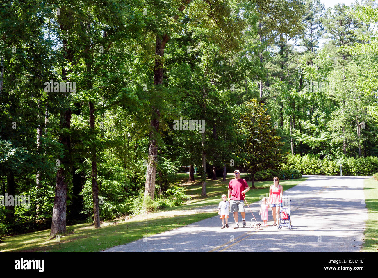 Alabama Butler County, Greenville, Sherling Lake Park, famille familles parents parents enfants, homme hommes hommes adultes adultes, père papa, parents, Banque D'Images