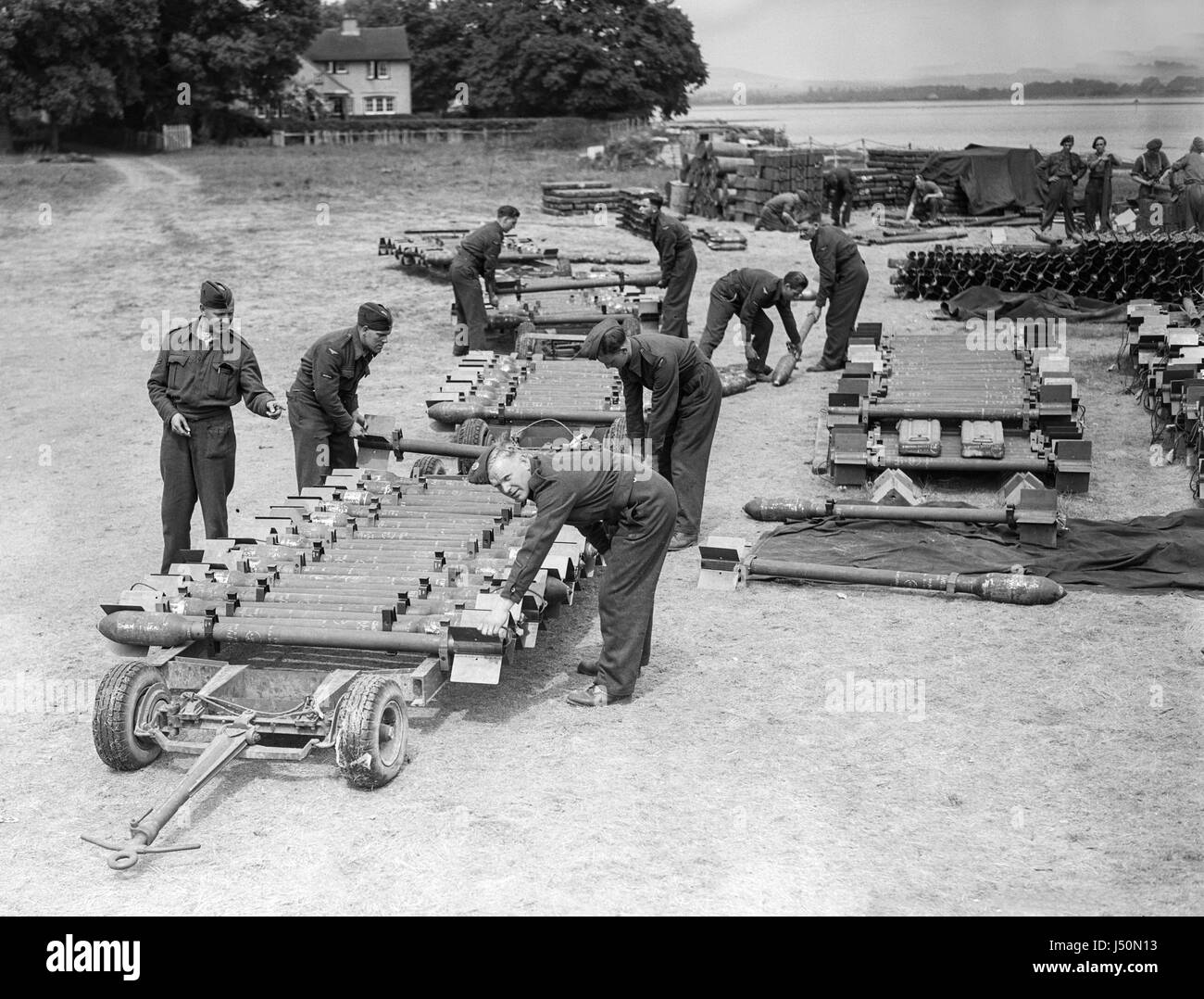 La préparation des soldats britanniques à des charges de bombes à bord des avions pendant la seconde guerre mondiale. Banque D'Images
