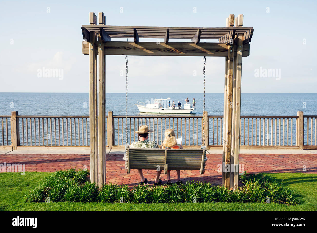Alabama point Clear, Grand Hotel Marriott Resort, hôtel, Mobile Bay, balançoire, petit canapé 2 places, bateaux de pêche, homme homme homme, femme femme femme, couple, AL080524003 Banque D'Images