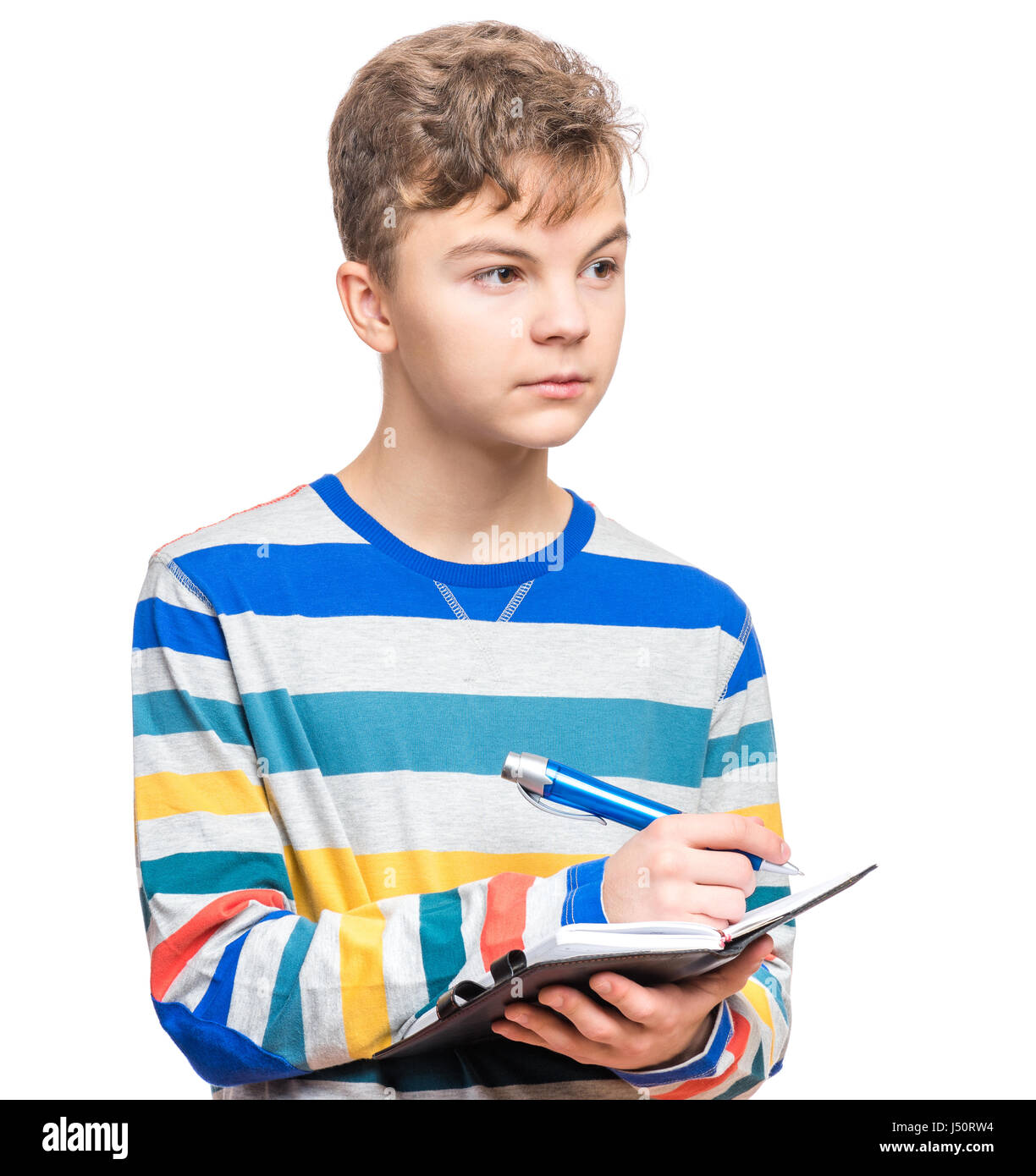 Teen boy avec stylo écrire quelque chose Banque D'Images
