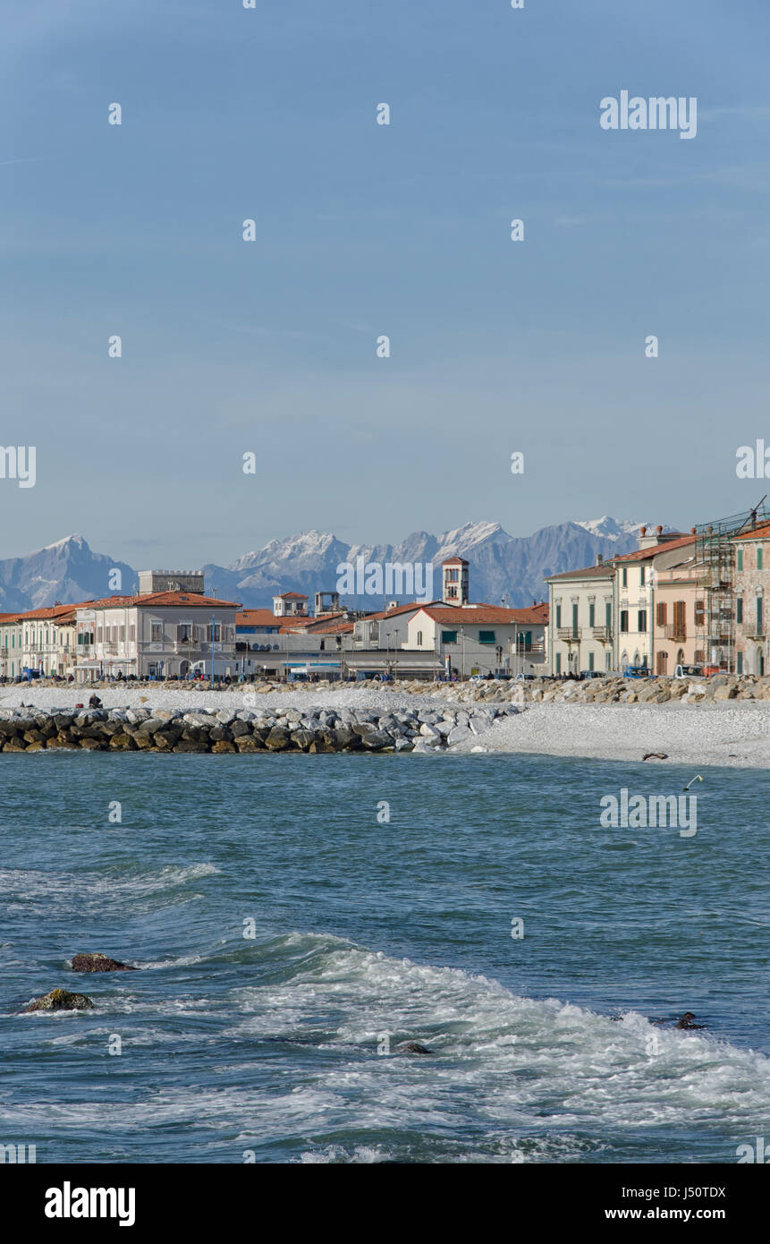 Le paysage urbain de Marina di Pisa et Alpes Apuanes Banque D'Images