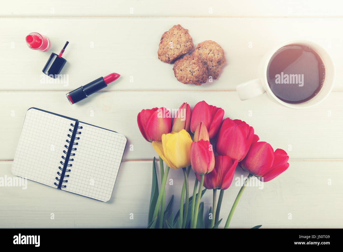 Fleurs de tulipe, de café et d'autres éléments sur fond en bois blanc Banque D'Images