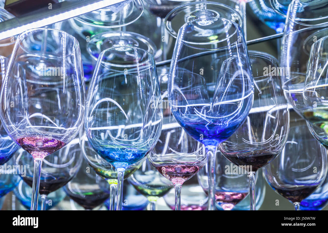 Verres à vin colorés faits de verre de Bohême, Prague, République Tchèque Banque D'Images