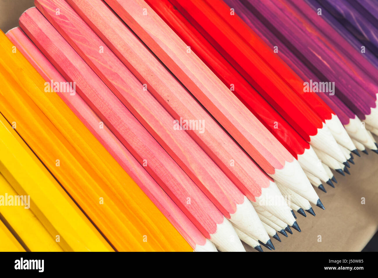 Pile de colorful crayons graphite, photo gros plan, selective focus Banque D'Images