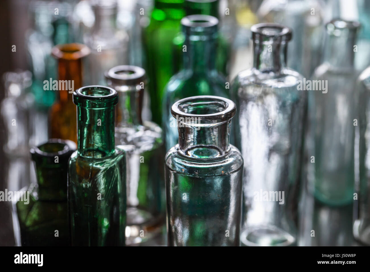 Vieilles bouteilles en verre vide, photo gros plan avec selective focus Banque D'Images