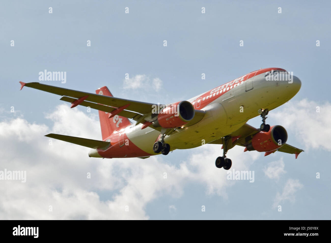 G-EZDZ easyJet Airbus A319-100 - cn 3774 en approche finale à l'aéroport de Londres Gatwick LGW Banque D'Images