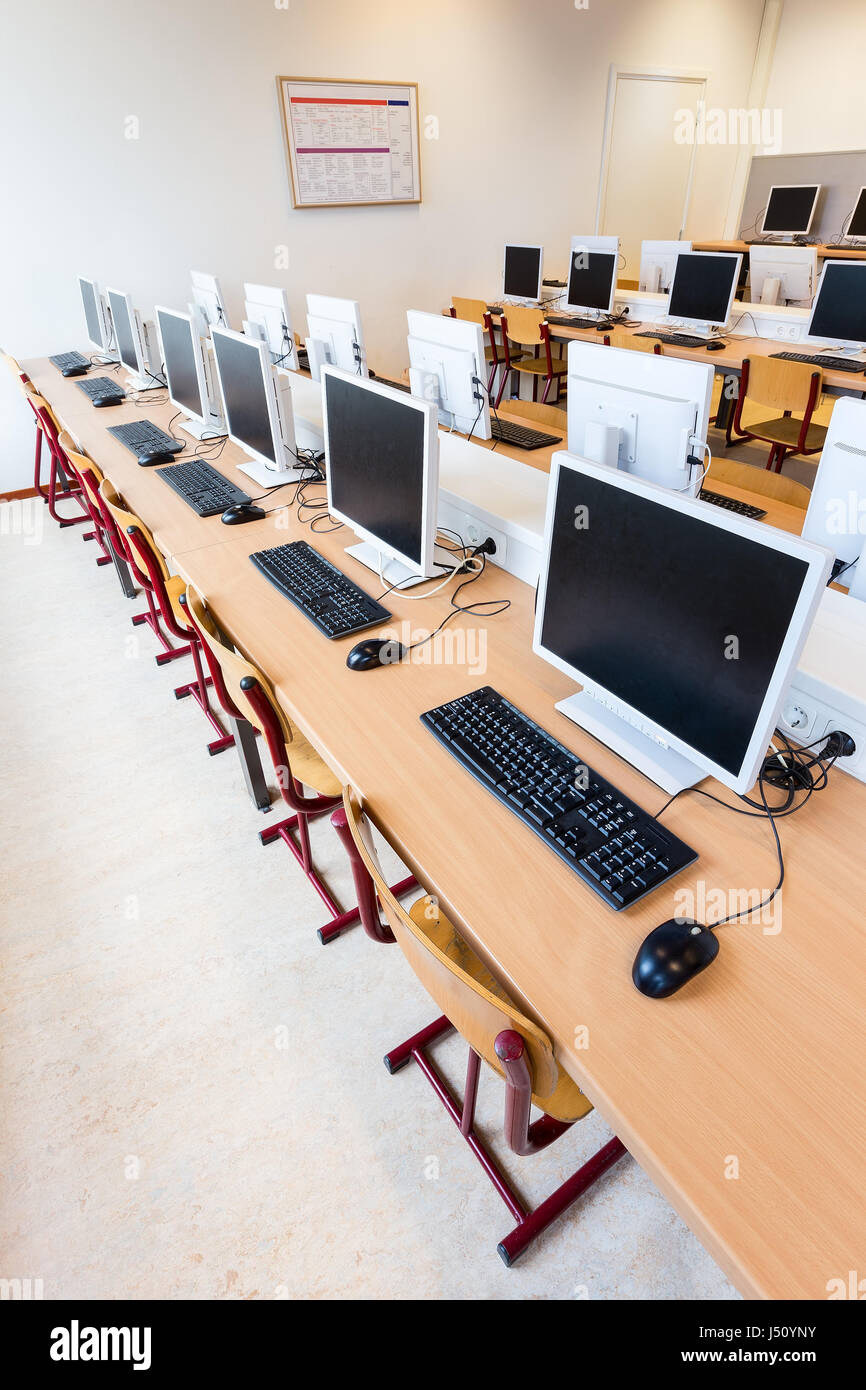 Lignes d'ordinateurs en classe à l'école secondaire Banque D'Images